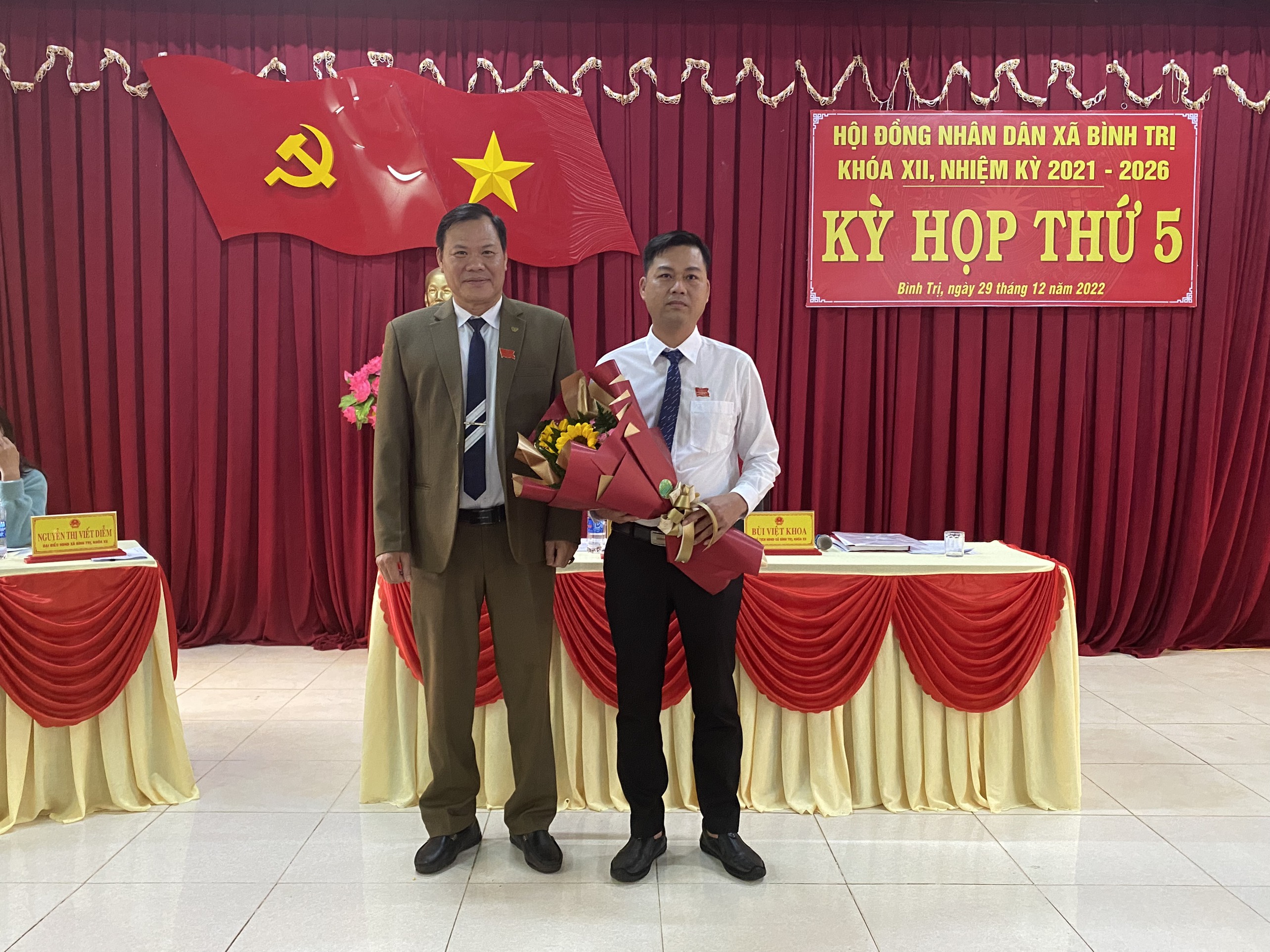 Tặng quà cho đồng chí Nguyễn Văn Tuấn, Trưởng Ban Pháp chế HĐND xã