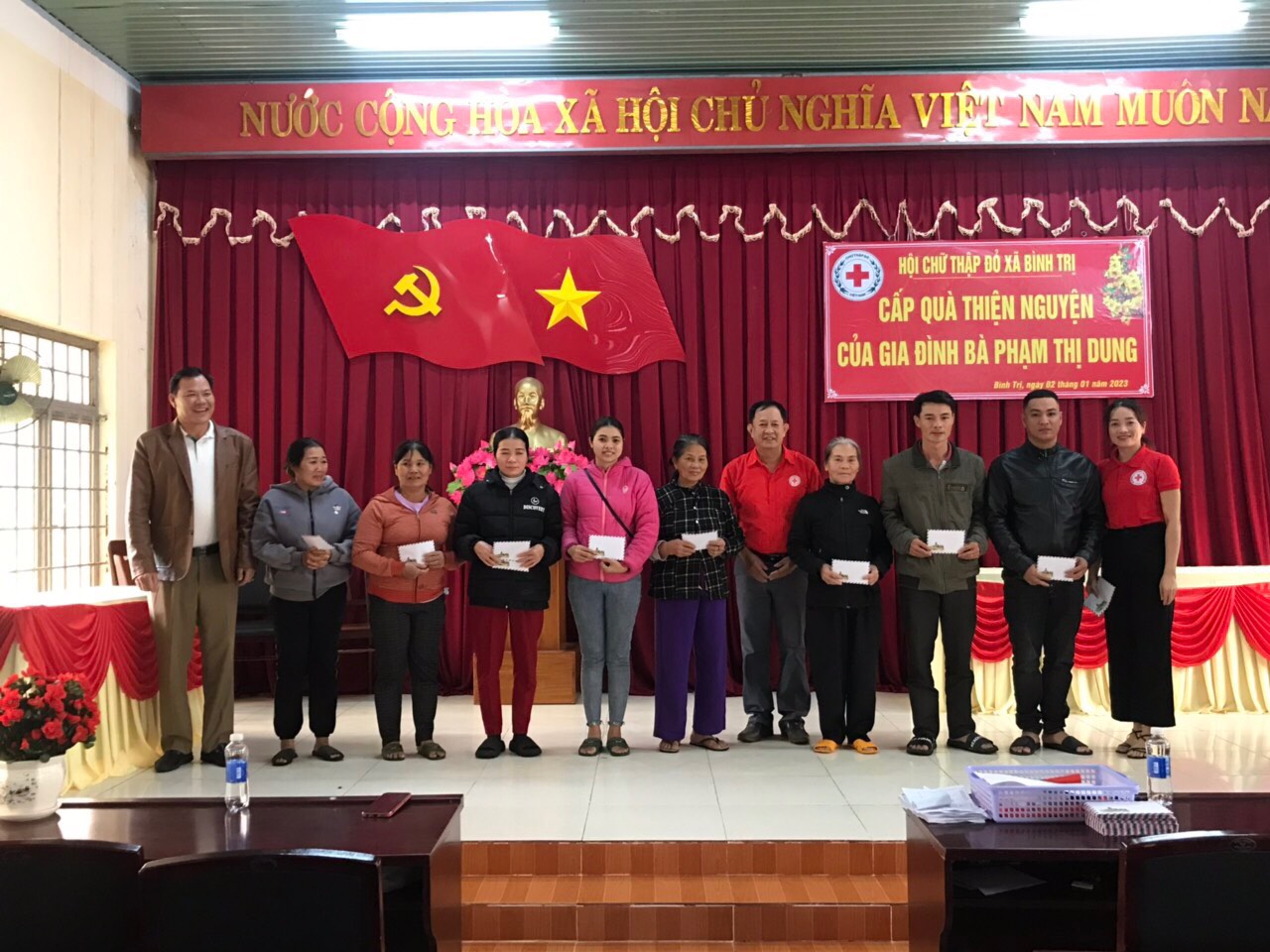 Hội Chữ thập đỏ phối hợp với gia đình cô Phạm Thị Dung tặng quà Tết